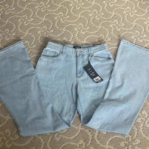 Express Mid Rise Light Wash '70s Flare Jeans size 6 NWT - Picture 5 of 8